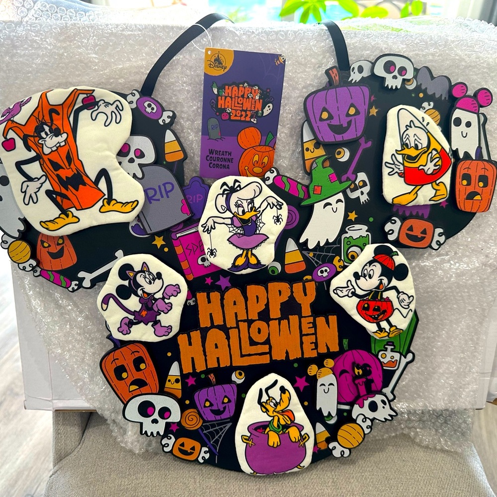 Disney Parks "Happy Halloween" Wreath Sign Mickey Mouse and Friends New w tags
